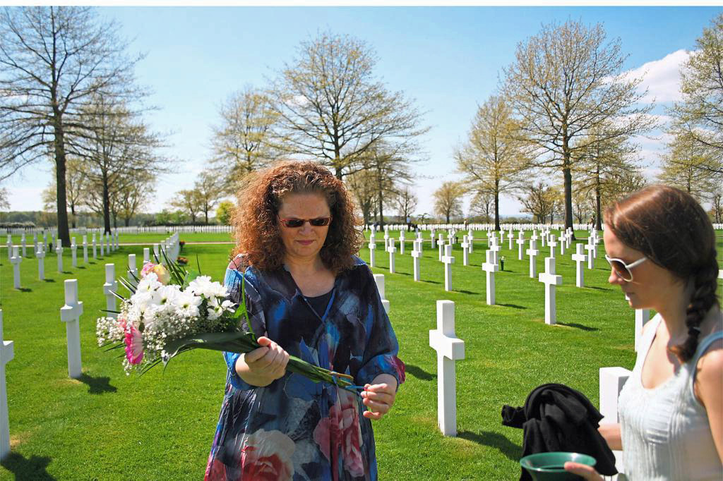 Yolanda Loo-Bessems und Tochter am Grab von Lt. Israel Levine