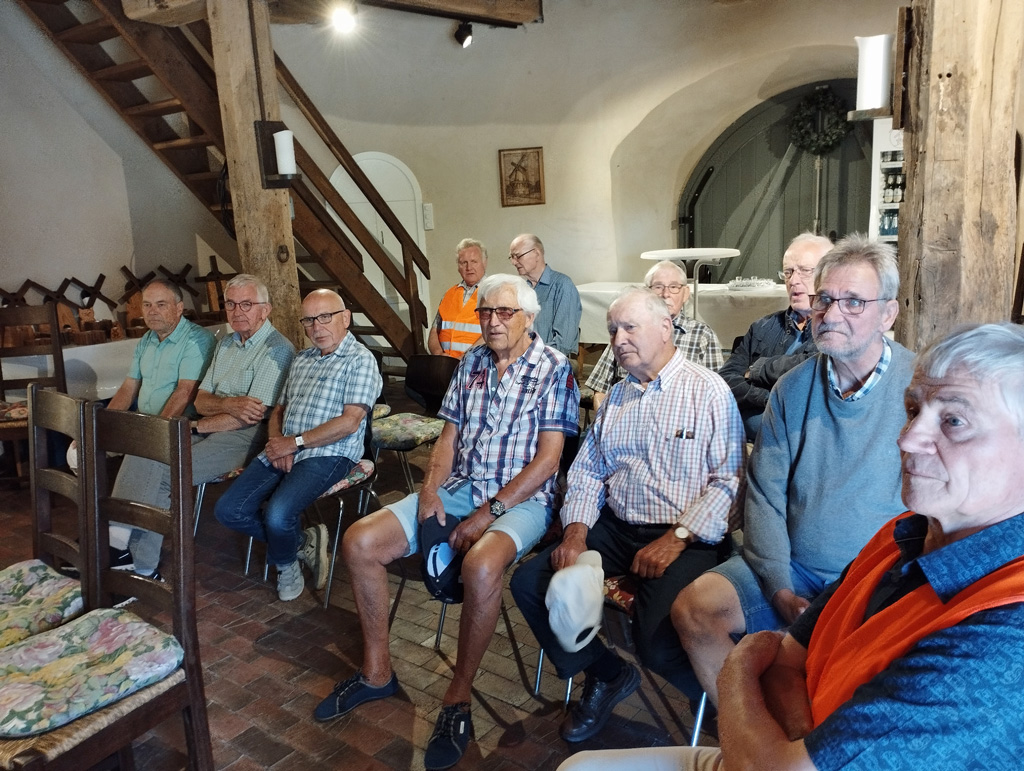 Biäwersänger radeln zur Windmühle Glandorf