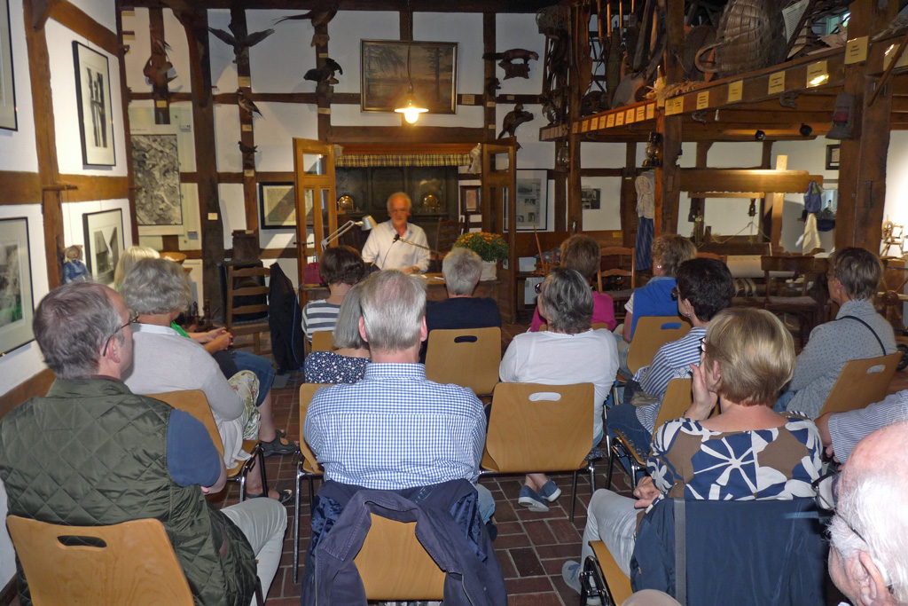 Gisbert Strotdrees liest im Heimathaus