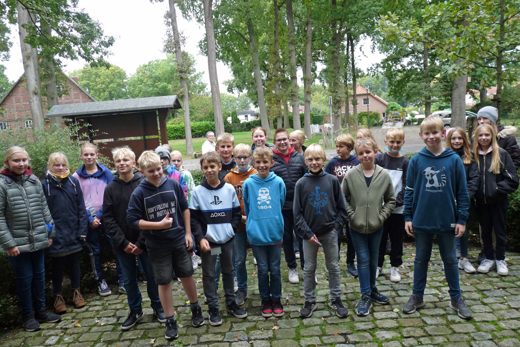 Klasse 6c vor dem Heimathaus