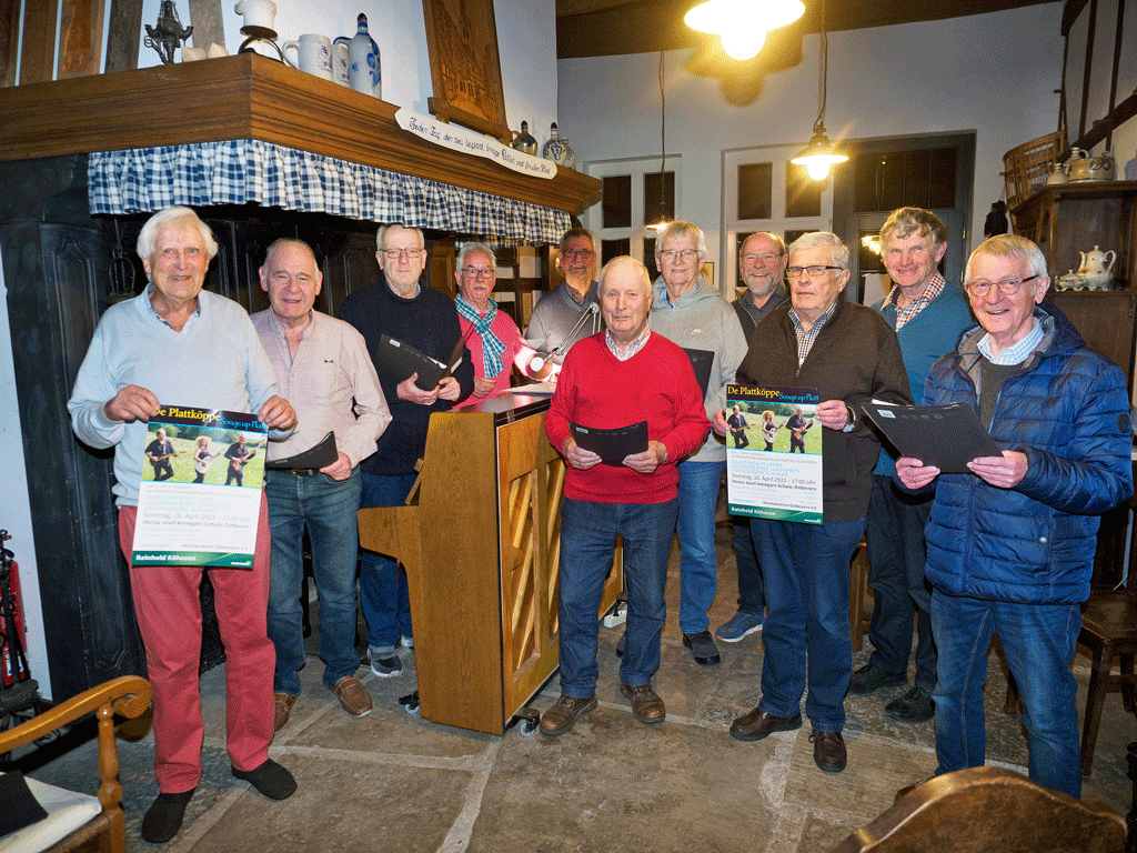 Roland Rösing (l.) im Kreise seiner Biäwersänger