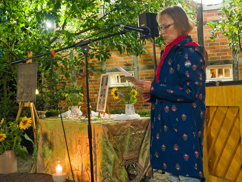 Elisabeth Schulze-Althoff Jürgens trägt die „Versöhnungslitanei von Coventry“ vor