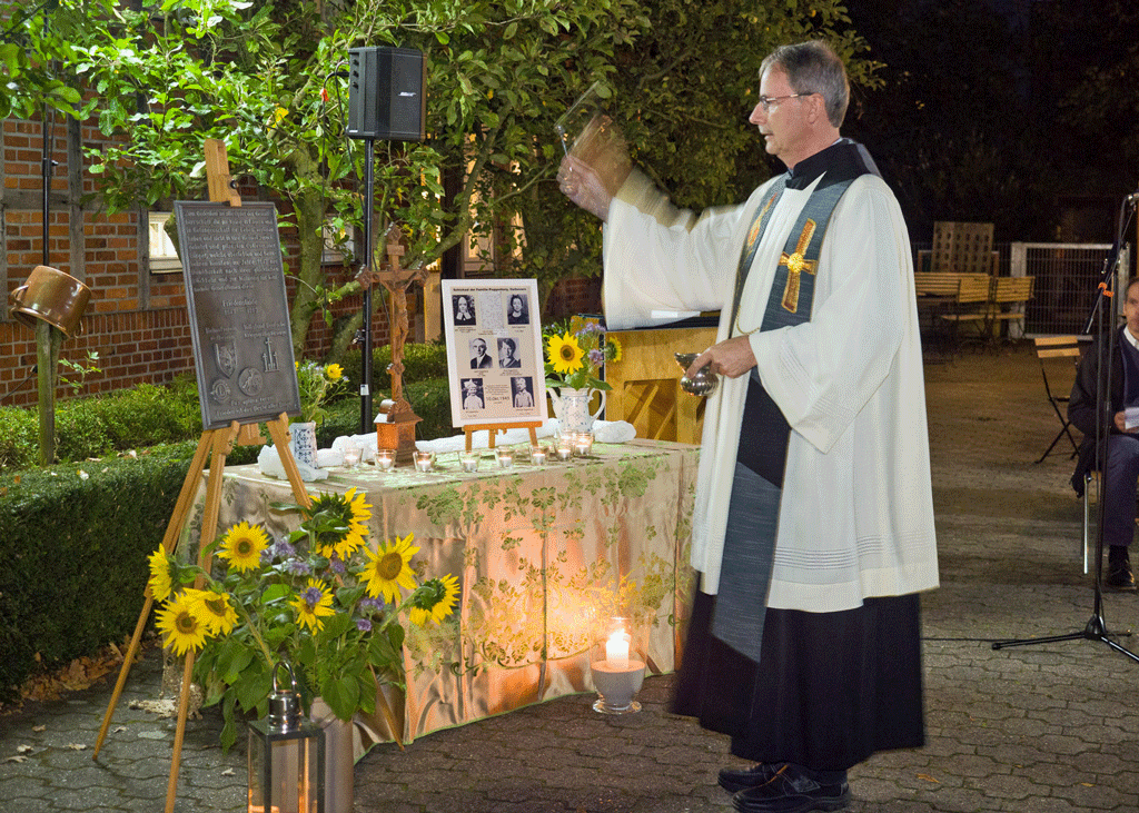 Pfarrer Rieger segnet die neue gegossene Gedenktafel