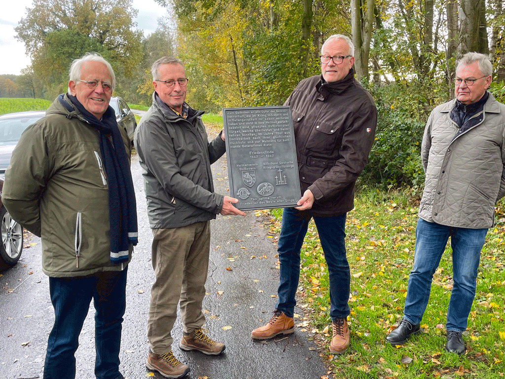 Freude über die neue Gedanktafel