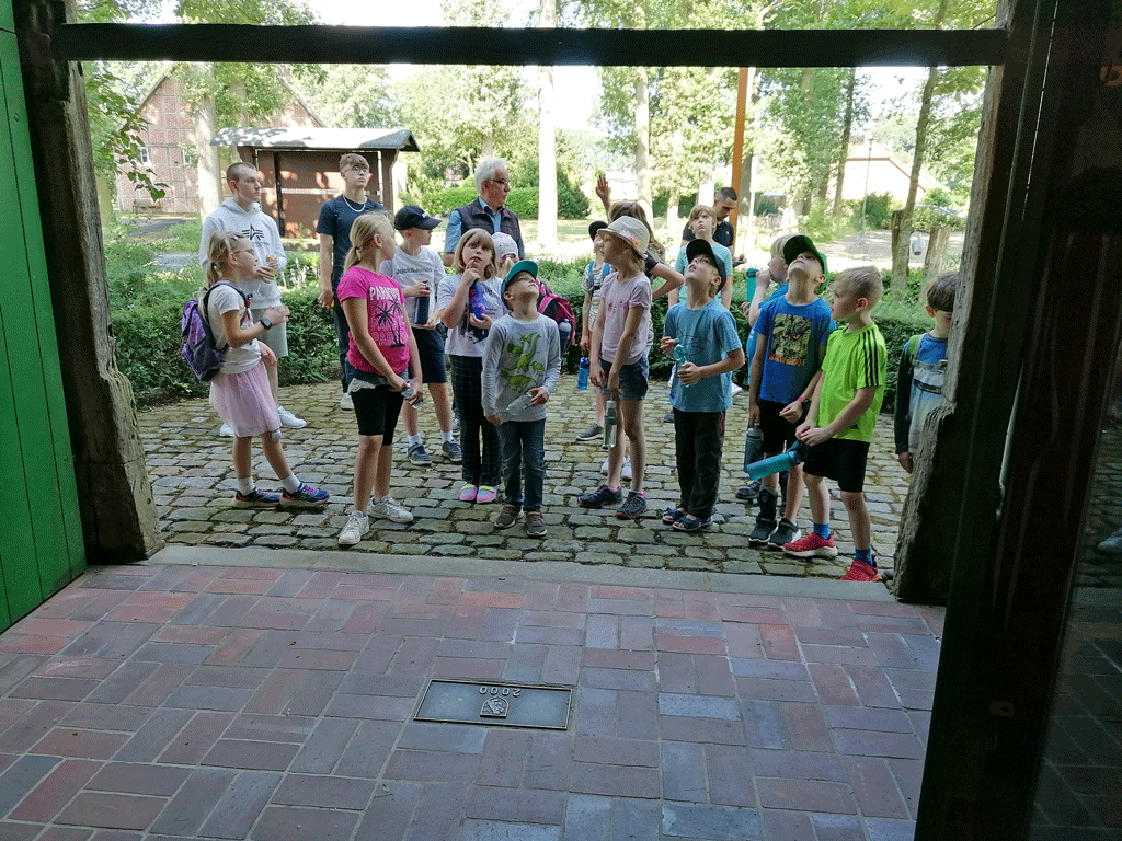 Alfred Stiller begrüßt die 14 Kinder der Spielestadt 2024 am Heimathaus