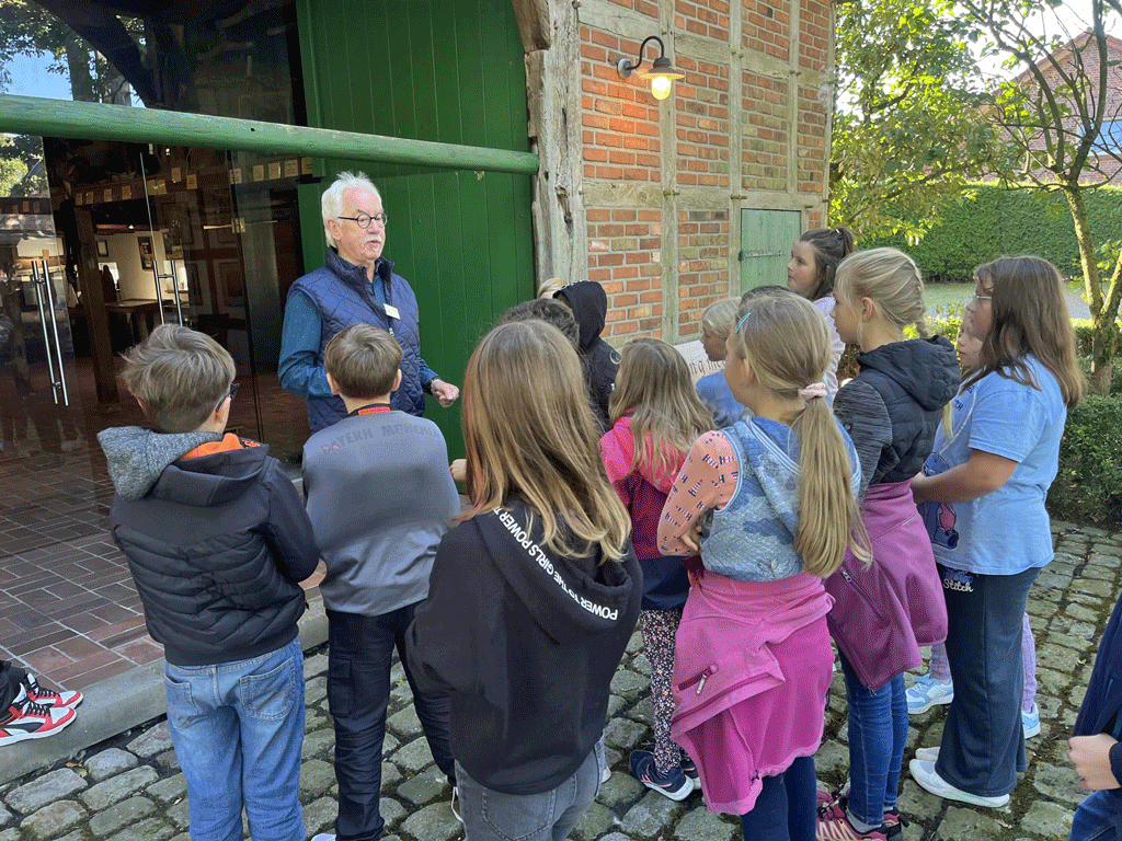 Besuch aus der Ambrosius Grundschule im Heimathaus