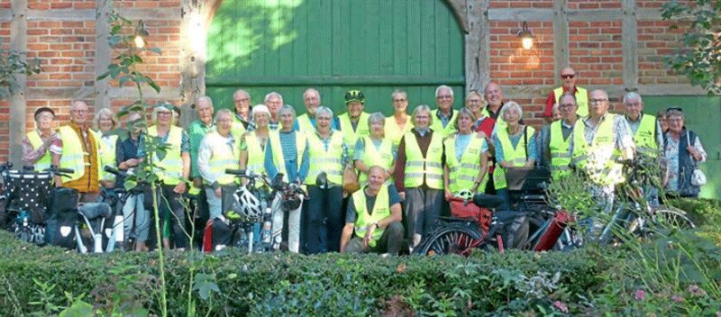 TV-Friesen-Radwanderer vor dem Heimathaus