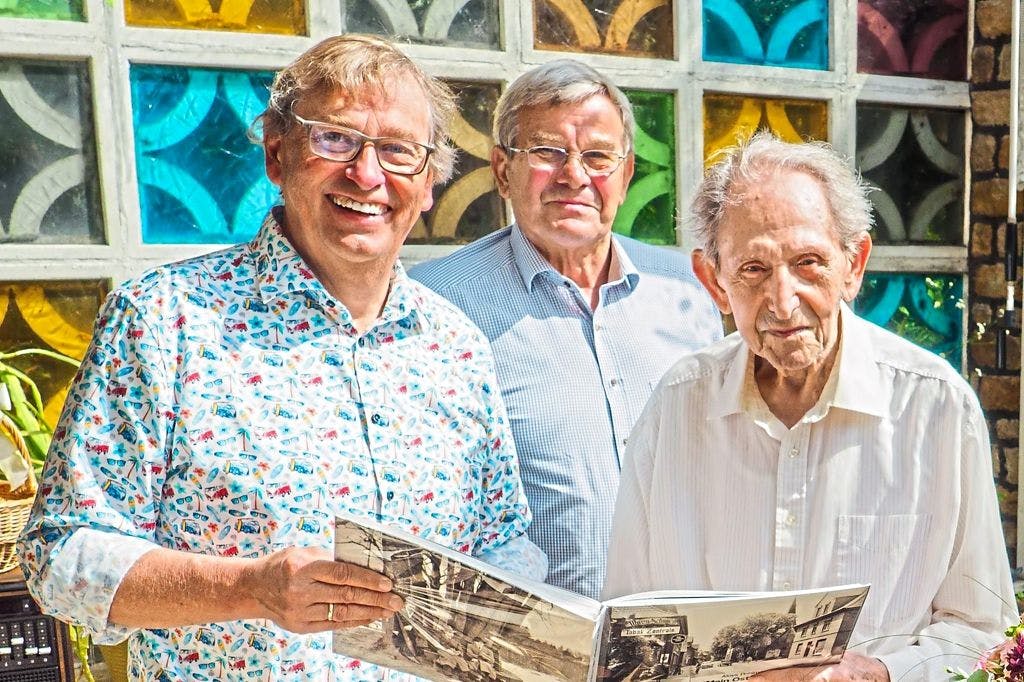 Klaus Brandes, Franz-Josef Elberich und Aloys Pohlmann (v.l.) freuen sich &uuml;ber den Erfolg des Buches &bdquo;Mein Ostbevern&ldquo;