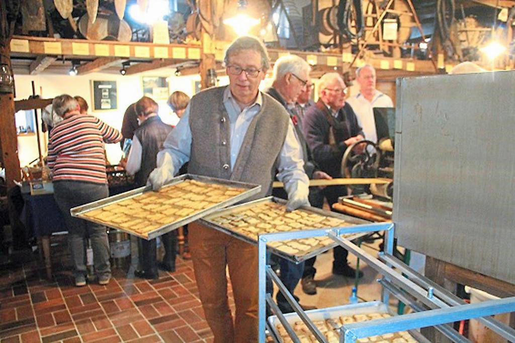 Statt hei&szlig; und fettig hie&szlig; es im Heimathaus beim Spekulatiusbacken hei&szlig; und knusprig