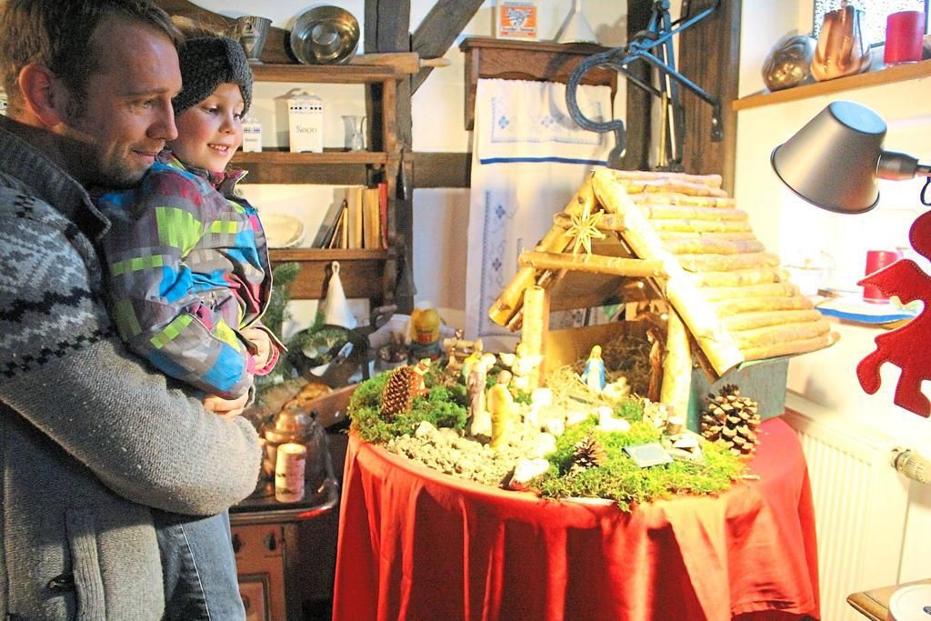 Jung und Alt bestaunten die beim &bdquo;Krippkes kieken&ldquo; ausgestellten Darstellungen der Szenerie rund um Jesu Geburt. Foto: Anne Reinker