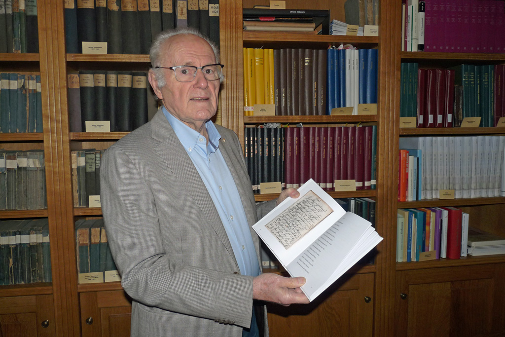 Werner Schubert mit dem 'Kleinen Notizbuch aus Amerika'