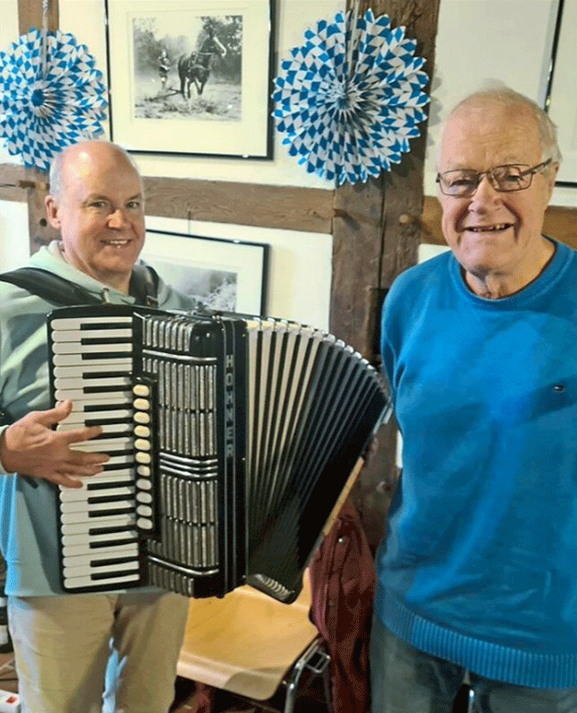 Kapellmeister Werner Kövener und sein Bruder Hermann Hiäm Kövener